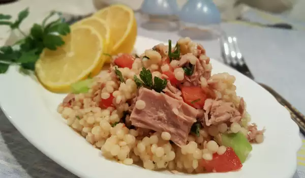 Salat mit Couscous und Thunfisch