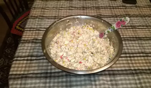 Salat mit Krabbenröllchen und Mais
