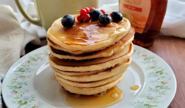 Amerikanische Pancakes mit Saurer Sahne