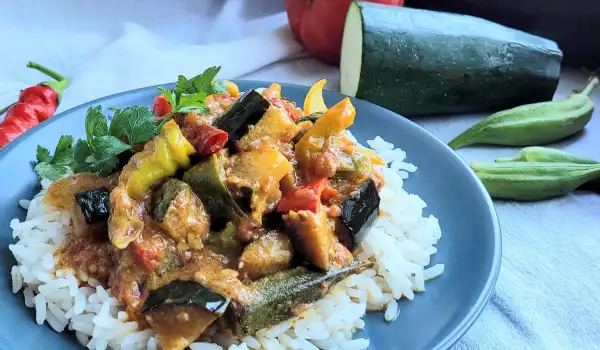 Currygemüse auf Reis Canapé
