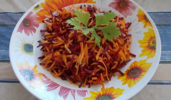 Salat aus Roter Bete und Karotten