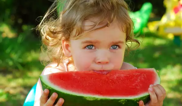 Kind mit einer Wassermelone