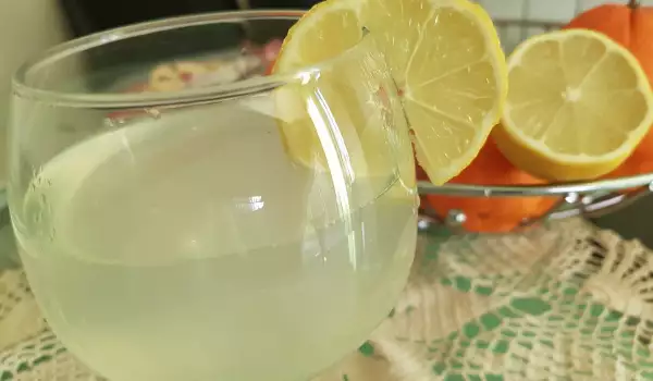 Entgiftungsgetränk mit Zitrone zur effektiven Körperreinigung