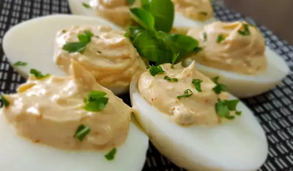 Gefüllte Eier mit Eigelb und Mayonnaise