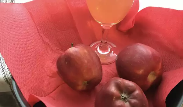 Hausgemachter Apfellikör
