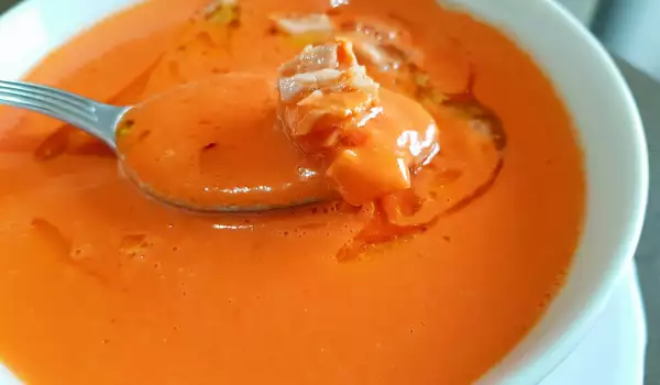 Kalte Tomatensuppe mit Thunfisch