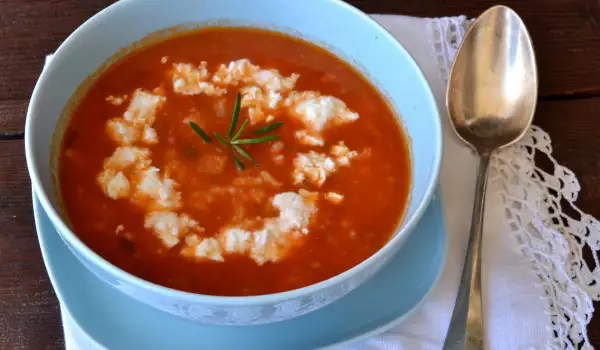 Tomatensuppe mit Reis und Weißkäse