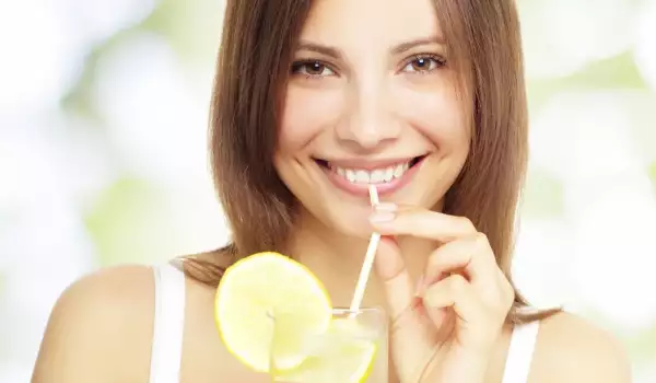 Wasser mit Zitronensaft