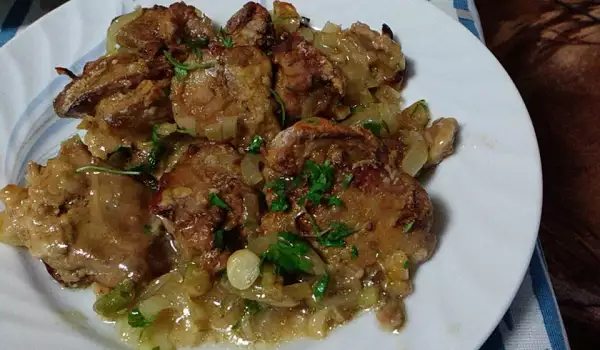 Hühnerleber im Ofen mit Zwiebeln und frischem Knoblauch