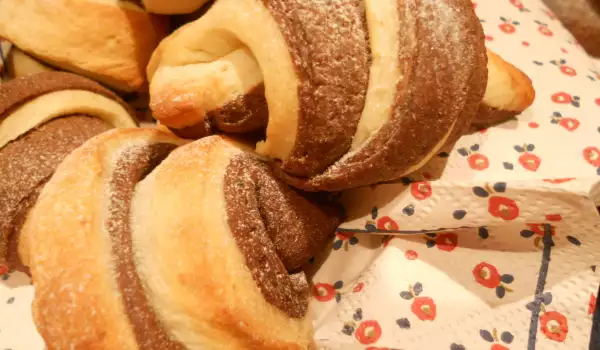 Zweifarbige Brioche Hörnchen