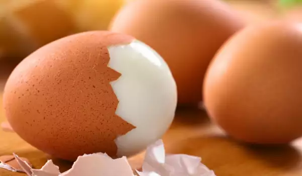 Wie man gekochte Eier leicht schälen kann