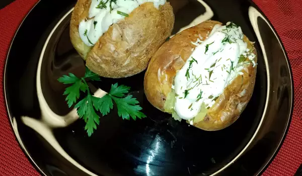 Aromatische gefüllte Kartoffeln