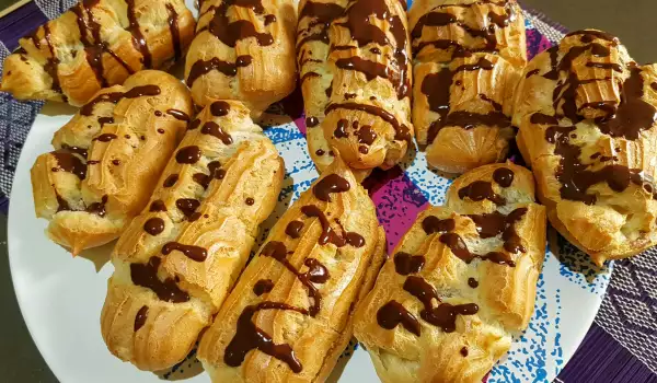 Eclairs mit Schokoladenfüllung