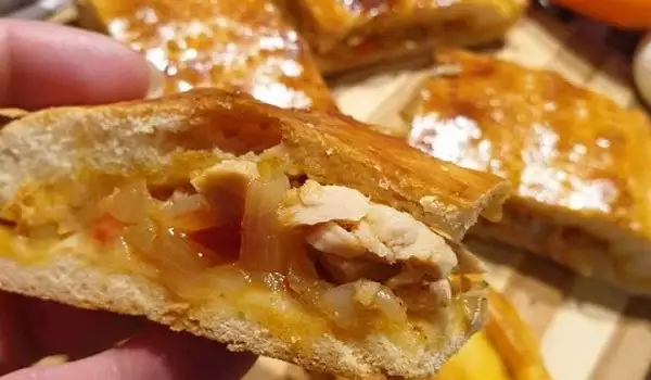 Empanadas mit Zwiebeln und Thunfisch