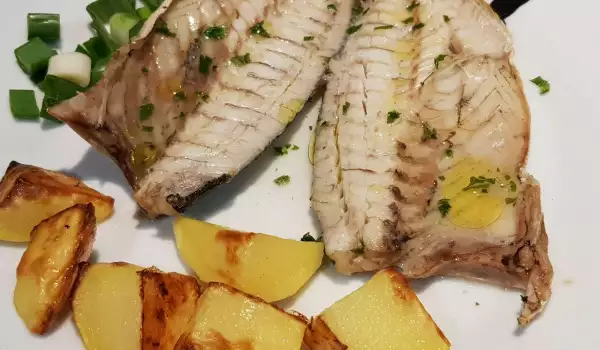 Weißfischfilet mit Lauchzwiebeln und Kartoffeln garniert