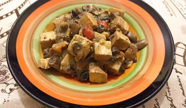 Philippinisches Gericht Sisig mit Tofu und Pilzen