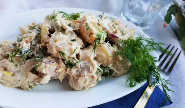 Fischsalat aus geräucherter Makrele und Kartoffeln