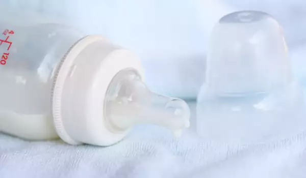 Babyflasche mit Milch
