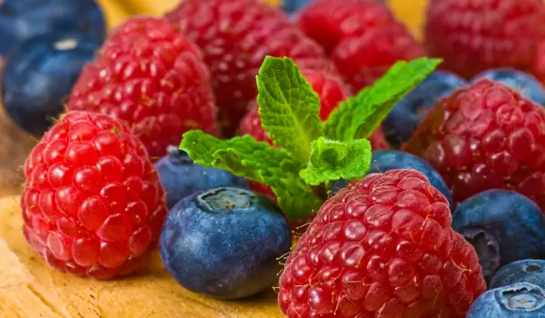 Himbeeren und Heidelbeeren