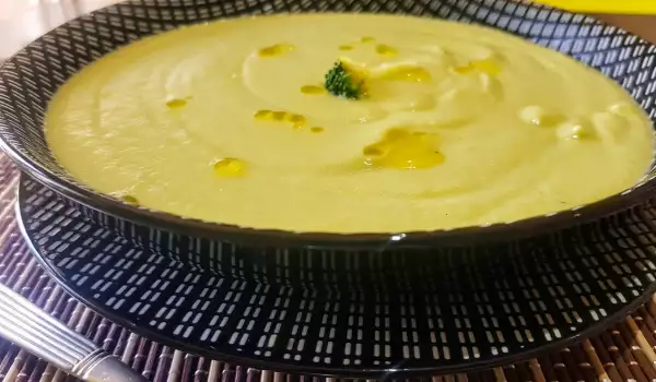 Wunderbare Cremesuppe aus Broccoli, Erbsen und Lauch