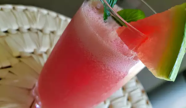 Sprudeliges Sommergetränk mit Wassermelone