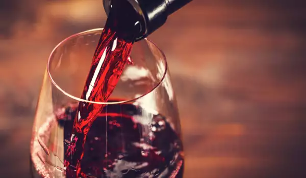 Wie öffnet man eine Weinflasche ohne Korkenzieher?