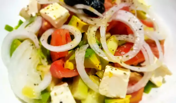 Griechischer Salat mit Avocado