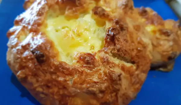 Georgisches Khachapuri mit Eier und Käse