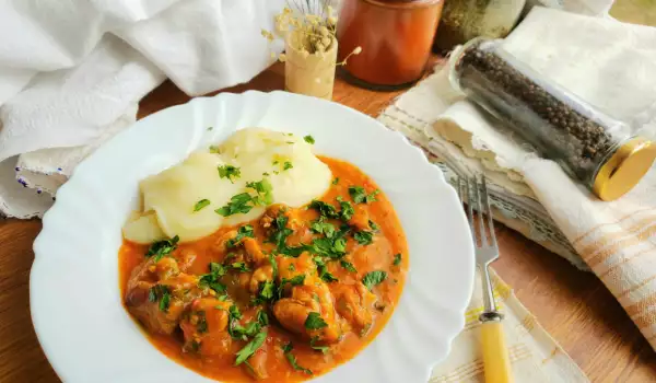 Klassisches Schweinegulasch mit Kartoffelpüree