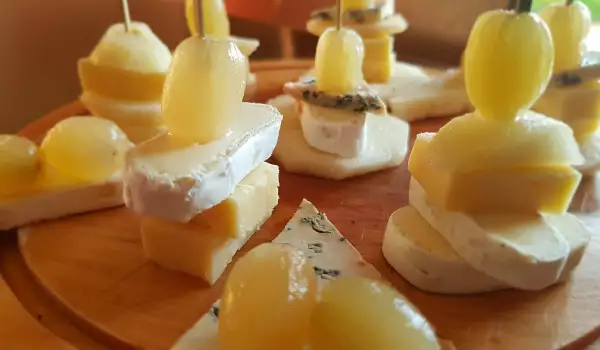 Happchen mit Käse und Obst