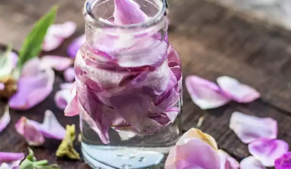 Hausgemachtes Rosenwasser