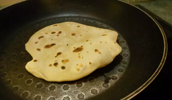 Indisches Chapati Fladenbrot in der trockenen Pfanne