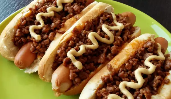 Hot Dog mit pikanter Hackfleischsoße