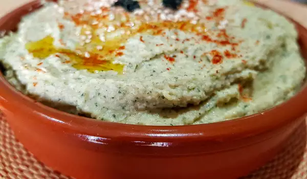 Hummus mit Brennnesseln