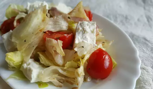 Salat mit Cherrytomaten und Eisbergsalat