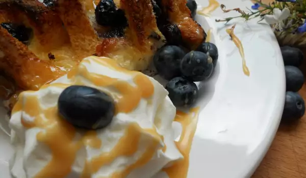 Traditioneller Irischer Pudding mit Heidelbeeren und Rosinen