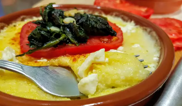 Kachamak aus dem Ofen mit Tomaten und Spinat