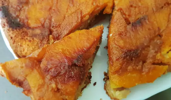 Kuchen mit Aprikosen und Pfirsichen