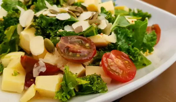 Salat mit Grünkohl und Cherrytomaten