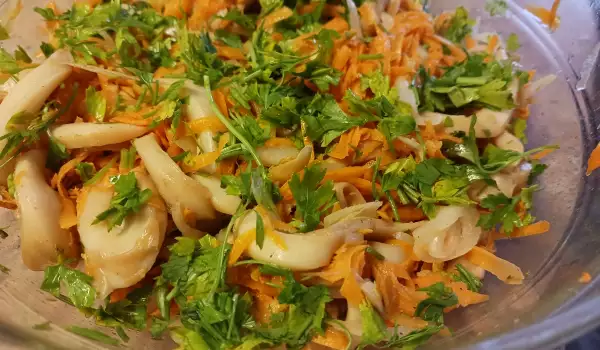 Koreanischer Salat mit Tintenfisch und Karotten