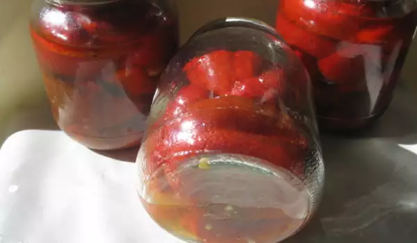 Gebackene Paprika in Gläser konserviert