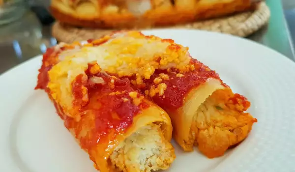Cannelloni mit Artischockenfüllung in Tomatensoße
