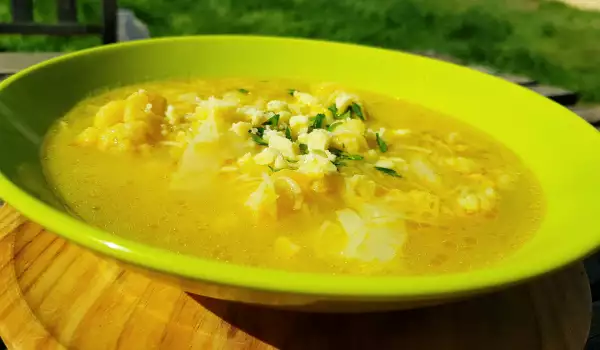 Leichte und köstliche Blumenkohlsuppe