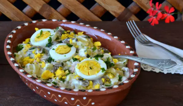 Kartoffelsalat mit Thunfisch, Pilzen und gekochten Eier