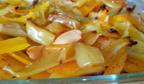 Gebackene Kartoffeln und Paprika als Beilage