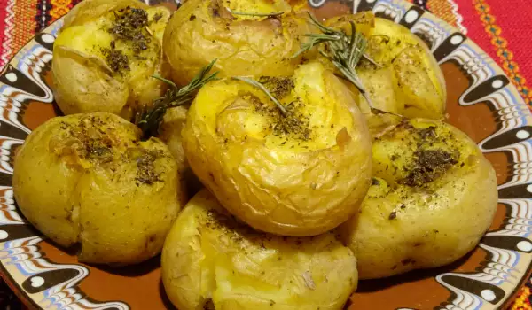 Gebackene Kartoffeln im Ofen mit Butter