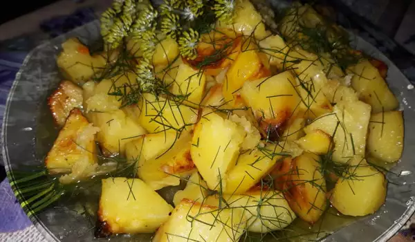Gedünstete Kartoffeln mit Dill und Knoblauch aus dem Ofen