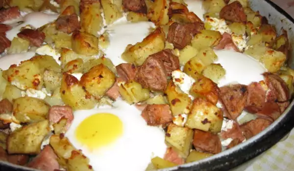 Gebackene Kartoffeln mit Wurst und Ei