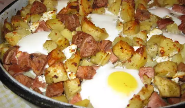 Gebackene Kartoffeln mit Wurst und Ei