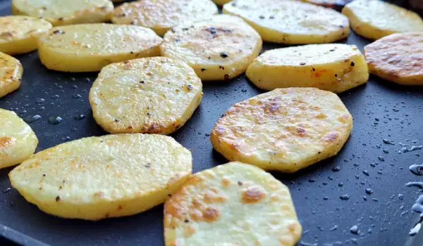 Kartoffeln auf der Grillplatte